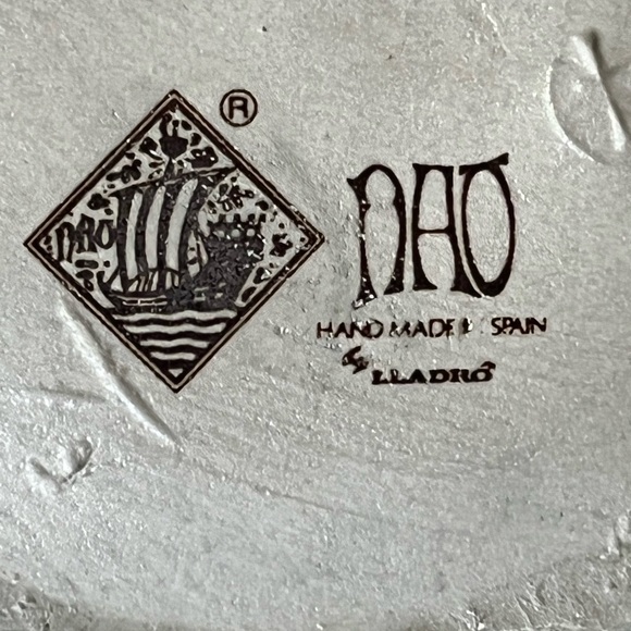 Vintage Nao by Ladro Peasant Girl Wearing A Shawl Holding A Bundle from Spain - Picture 9 of 9